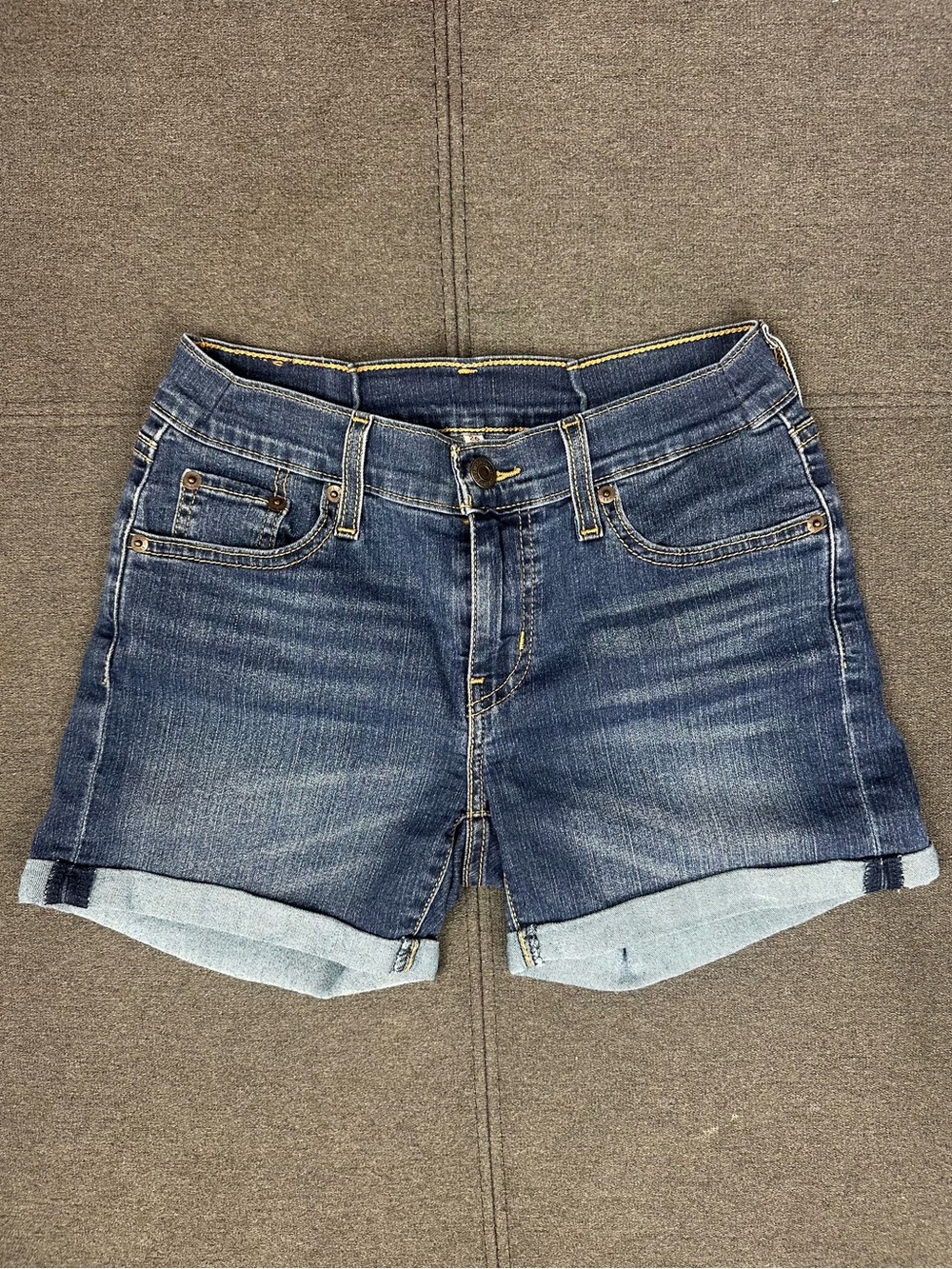 Levi’s Medium Wash Stretch Cuffed Denim Shorts Women’s 26 Mid Rise - Picture 3 of 15